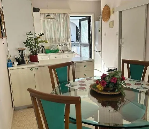 Two Floor Maisonette By The Sea アパート *