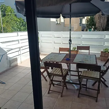 Two Floor Maisonette By The Sea Διαμέρισμα