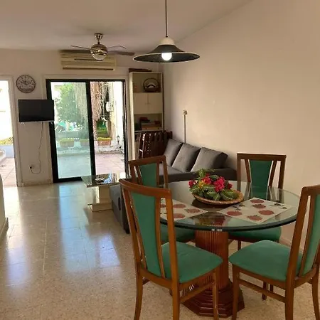 Two Floor Maisonette By The Sea